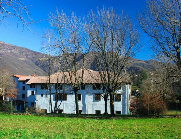 esterno della casa stella mattutina. Circondata da un ampio prato verde