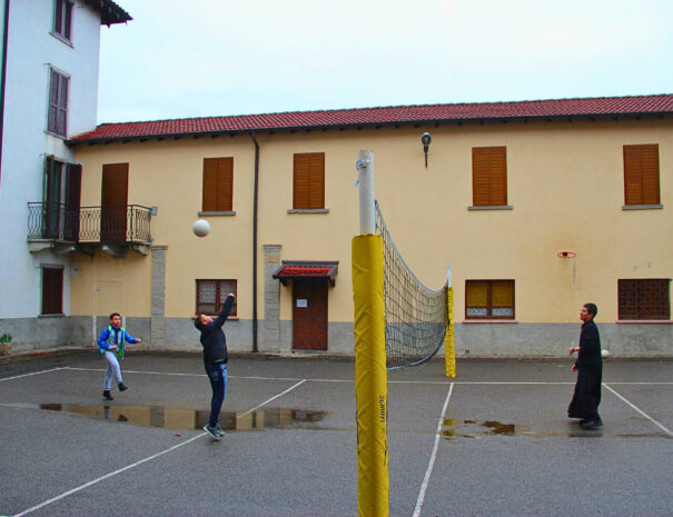 cortile interno con rete di pallavolo per far giocare i bambini